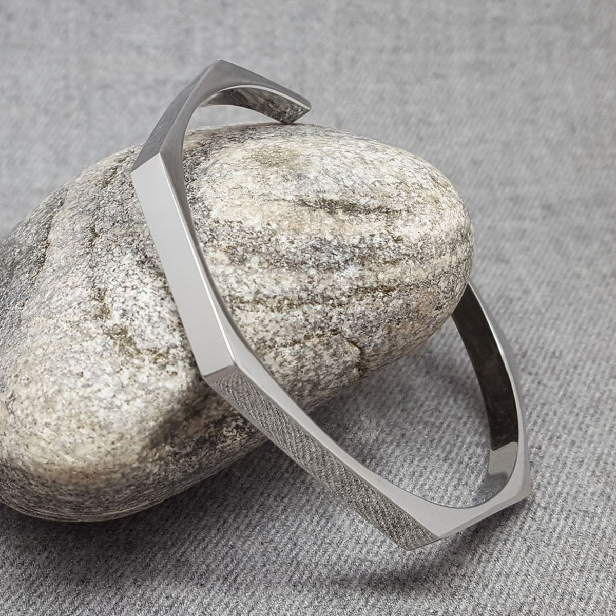 BOLD GEOMETRY_THE HEXA BANGLE STAINLESS STEEL